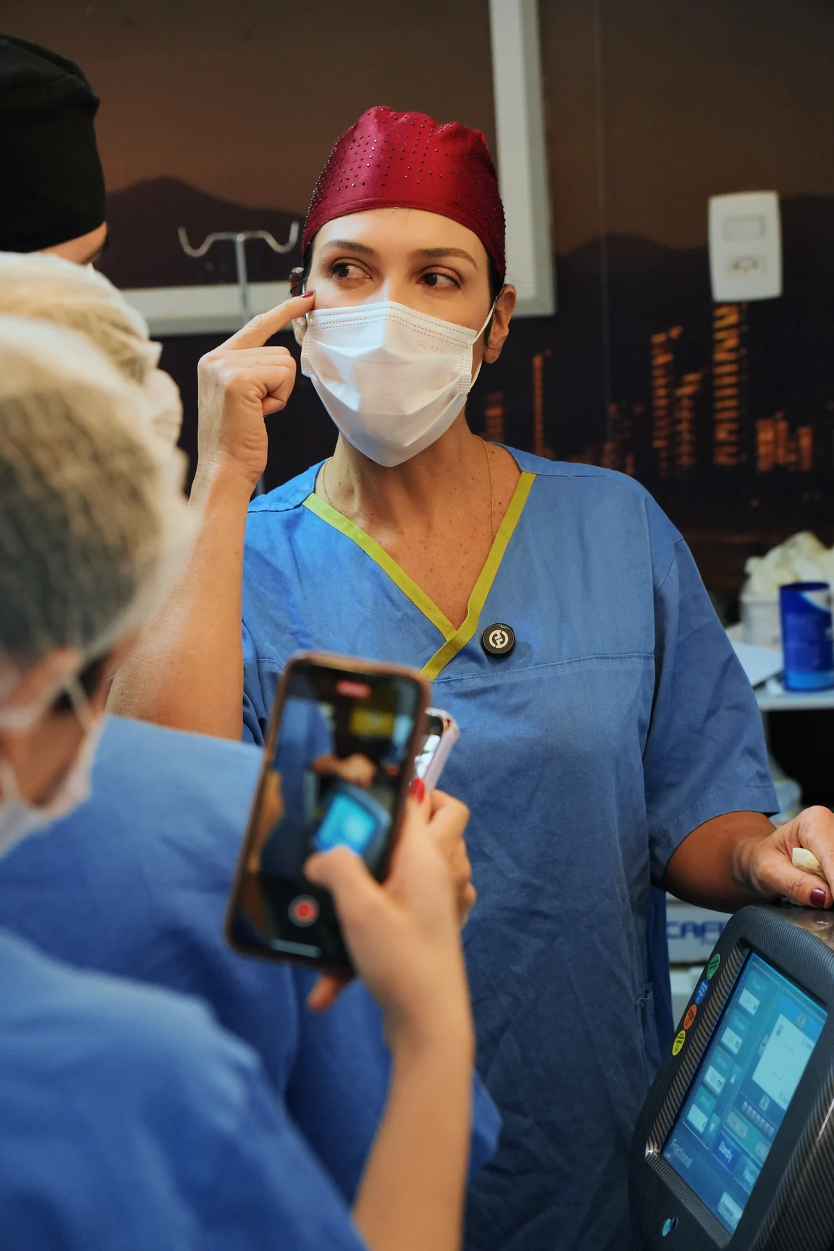 Dra. Nathalia Grossi realizando atendimento